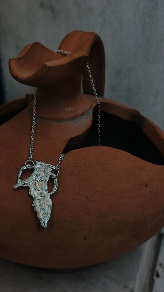 BROKEN AMΦΟRΛ NECKLACE